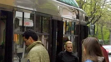 ANTEPRIMA Udine 9 aprile 2004. Ore 15,30.TRASPORTO PUBBLICO IN CITTA'..Fermata dell'autobus in Viale Europa Unita. .Telefoto Copyright Foto Agency Anteprima © (tutti i diritti riservati, citazione obbligatoria) www.anteprimafoto.it .