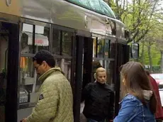 ANTEPRIMA Udine 9 aprile 2004. Ore 15,30.TRASPORTO PUBBLICO IN CITTA'..Fermata dell'autobus in Viale Europa Unita. .Telefoto Copyright Foto Agency Anteprima © (tutti i diritti riservati, citazione obbligatoria) www.anteprimafoto.it .