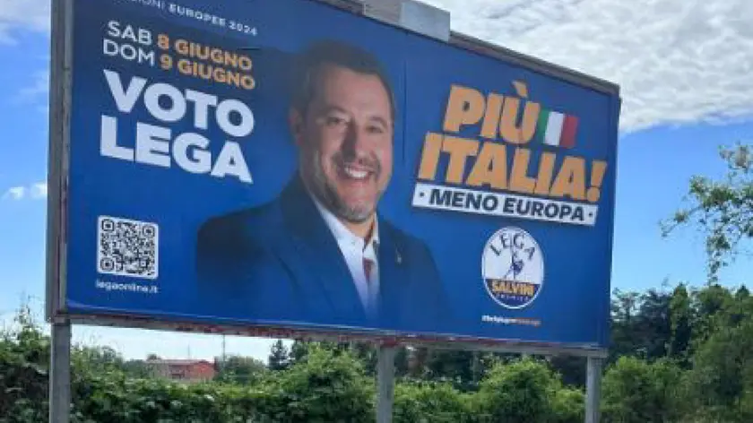 Più Italia, Meno Europa: da oggi sono visibili nelle città i manifesti della Lega in vista delle elezioni di giugno.