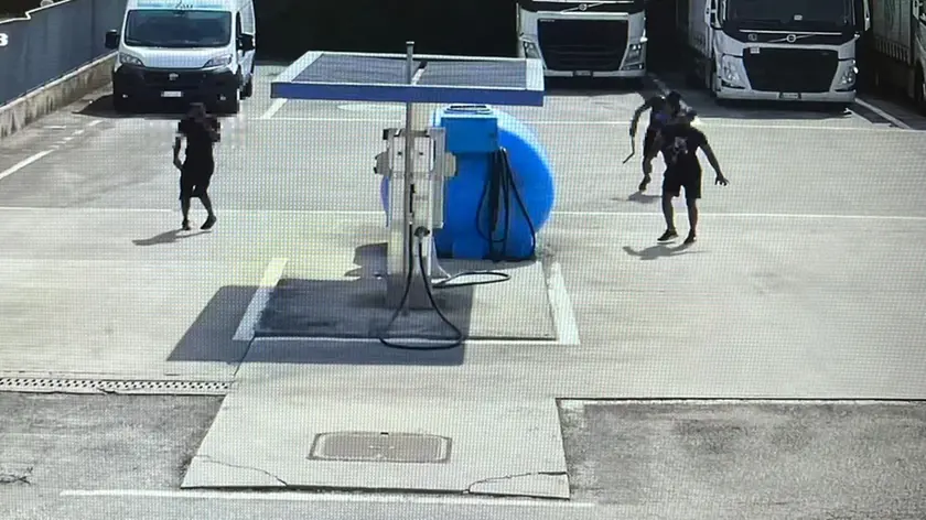 I ladri immortalati mentre portano via il gasolio