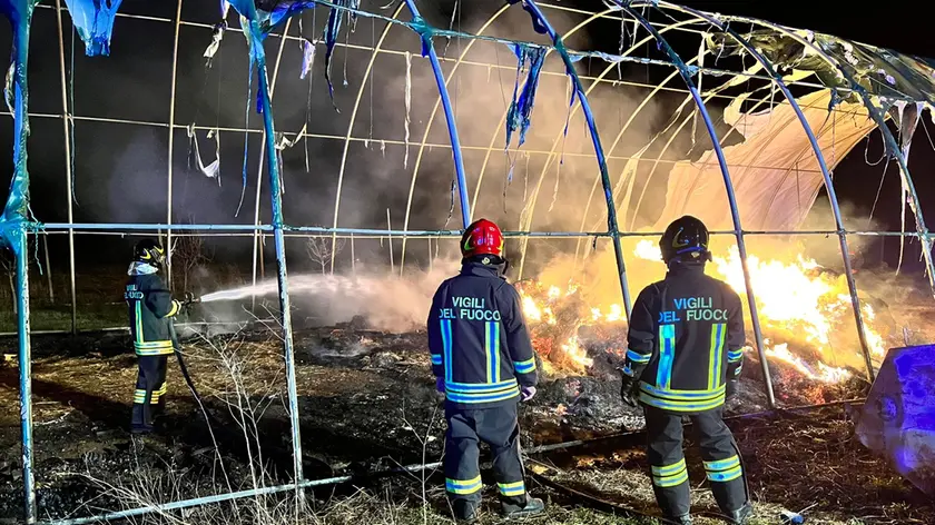 I vigili del fuoco impegnati nell'incendio a Coseano