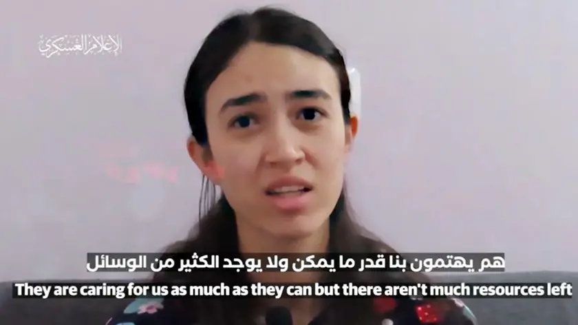 Sono morti Yossi Sharabi e Itay Svirsky, due dei tre ostaggi del video diffuso da Hamas ieri sera. Lo fa intendere in un nuovo filmato pubblicato in serata Noa Argamani, la ragazza rapita che compariva nello stesso video messo su Telegram dal gruppo terroristico. Nel filmato di oggi - che in Israele non è stato pubblicato - si vedono le immagini dei due ostaggi uomini privi di vita. Secondo il racconto di Argamani, che non è stato possibile verificare, i due "sono stati uccisi in due bombardamenti israeliani separati". ANSA +++ NPK +++ FRAME TRATTO DA VIDEO PUBBLICATO DA HAMAS +++