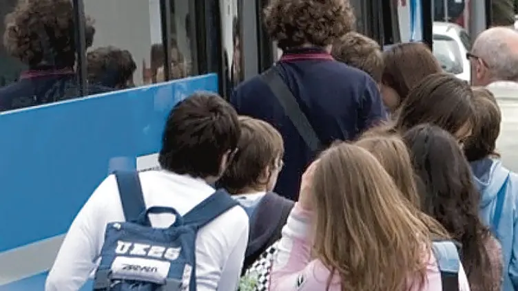 Studenti diretti verso una delle entrate di un bus dell’Atap
