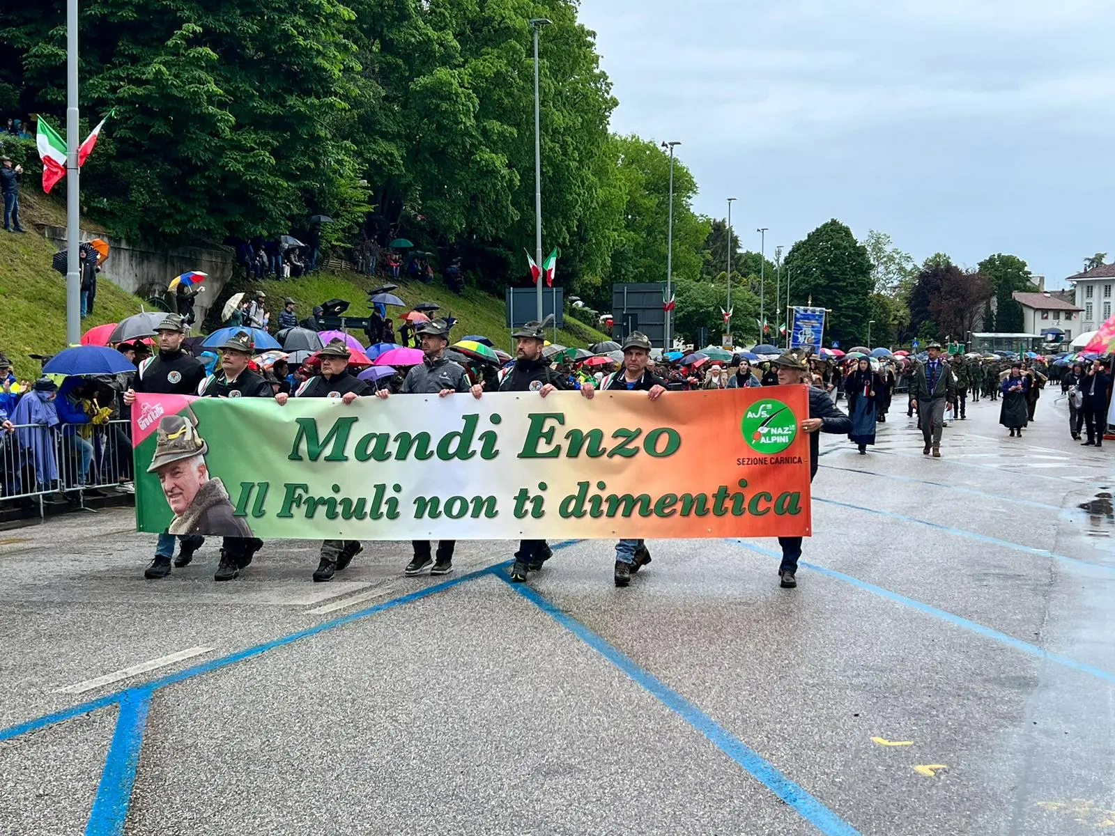 Tantissima emozione per la sfilata degli alpini: marciano 70 mila penne nere. Presente anche il presidente del consiglio, Giorgia Meloni, che ha indossato il cappello da alpino. Ad aprire il corteo lo striscione dell'Adunata (Alpini, la più bella famiglia) seguiti dalla Fanfara della Julia e dal gonfalone di Udine. Dopo in marcia le portatrici carniche, uno striscione dedicato a Cainero e il labaro con il ministro della Difesa Crosetto (Foto Petrussi, Seu, Cescon)