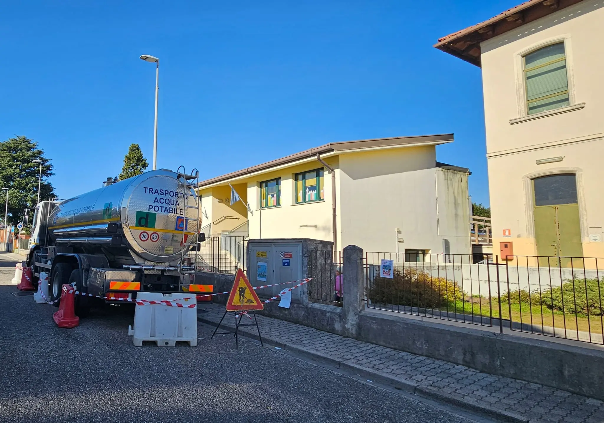 L'autocisterna fuori dalla scuola elementare