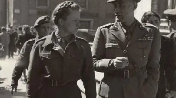 Paola Del Din in divisa britannica col padre Prospero a Roma nel 1945