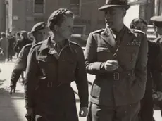 Paola Del Din in divisa britannica col padre Prospero a Roma nel 1945