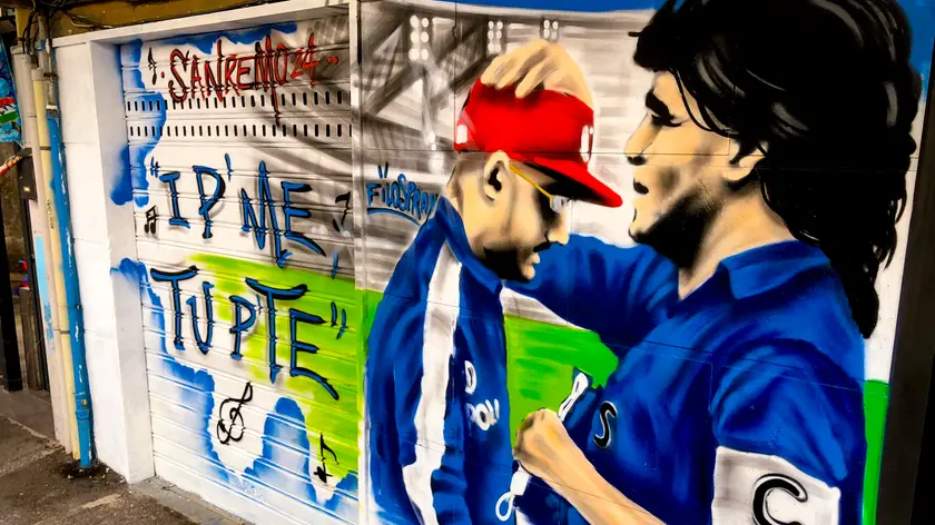 Maradona bacia sulla fronte Geolier nel murale realizzato da Filospray a sostegno del rapper