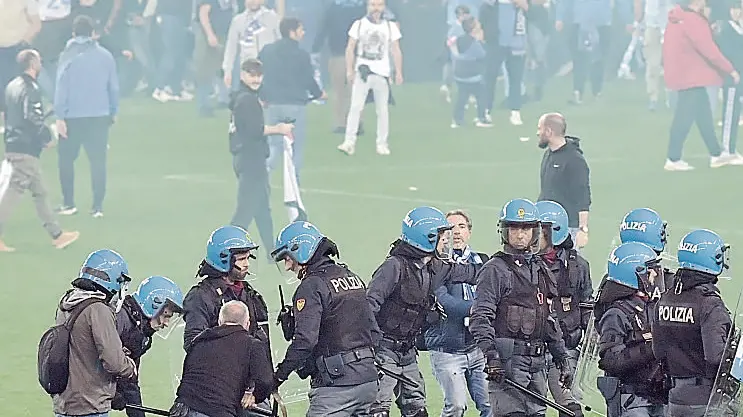 Un’immagine dell’invasione di campo allo stadio Friuli al termine di Udinese-Napoli © Foto Petrussi