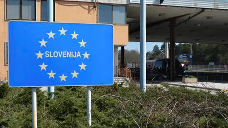 In Slovenia sono iniziati i controlli alla frontiera con l'Italia, e l'ingresso di persone è consentito solo ai cittadini sloveni o ai possessori di un permesso di residenza permanente o temporanea, 11 marzo 2020. ANSA/MAURO ZOCCHI
