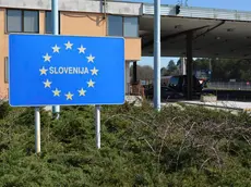 In Slovenia sono iniziati i controlli alla frontiera con l'Italia, e l'ingresso di persone è consentito solo ai cittadini sloveni o ai possessori di un permesso di residenza permanente o temporanea, 11 marzo 2020. ANSA/MAURO ZOCCHI