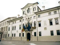 ANTEPRIMA UDINE 28 AGOSTO 2000 BANDIERA A MEZZ'ASTA PALAZZO PROVINCIA TELEFOTO AGENZIA ANTEPRIMA