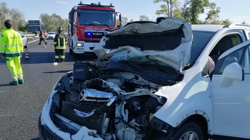 L'incidente in A28 all'altezza di Porcia: il cero ha scavalcato il guardrail centrale, piombando sulla corsia di sorpasso in autostrada