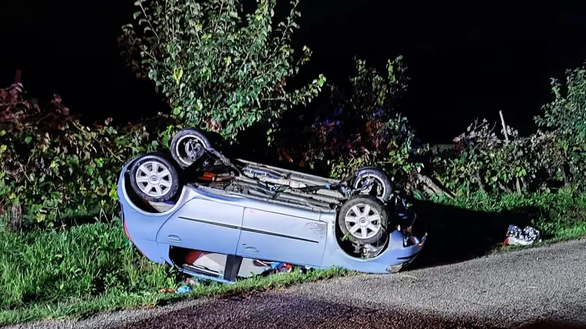 La Fiat Punto (capovolta dopo l'uscita di strada) sulla quale viaggiava l'automobilista morto nell'incidente ad Attimis (foto Petrussi)