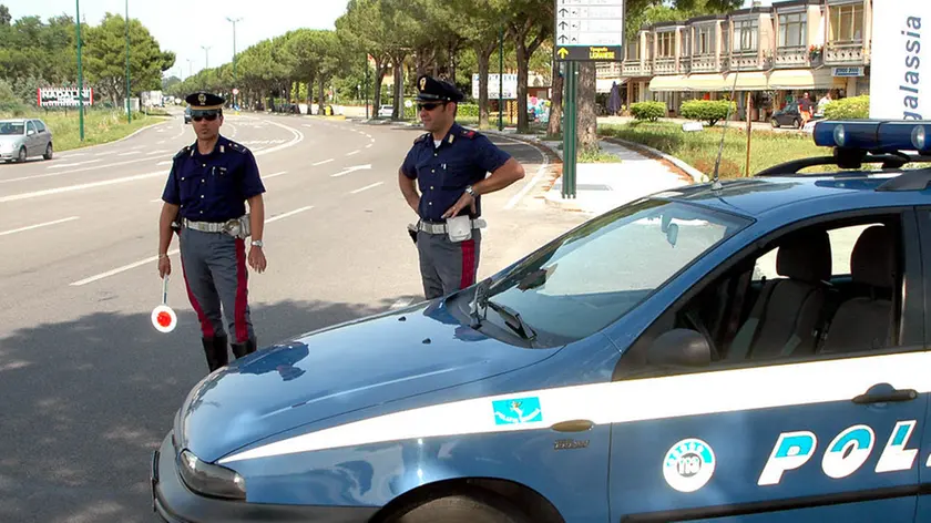 ANTEPRIMA Lignano, 8 Luglio 2004. Ore 11,00. CONTROLLI POLIZIA STRADALE ALL'INGRESSO DI LIGNANO. Telefoto Copyright Foto Agency Anteprima www.anteprimafoto.it