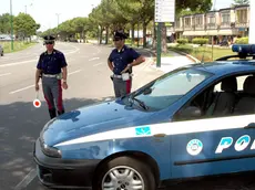 ANTEPRIMA Lignano, 8 Luglio 2004. Ore 11,00. CONTROLLI POLIZIA STRADALE ALL'INGRESSO DI LIGNANO. Telefoto Copyright Foto Agency Anteprima www.anteprimafoto.it