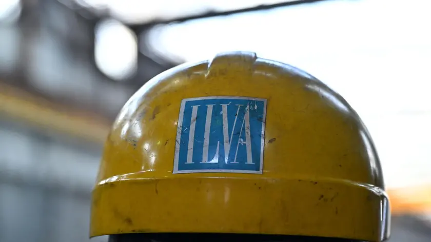 Caschetto di protezione marchiato Ilva, nella fabbrica ex Ilva a Genova Cornigliano. Genova, 24 gennaio 2024. ANSA/LUCA ZENNARO