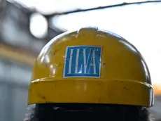 Caschetto di protezione marchiato Ilva, nella fabbrica ex Ilva a Genova Cornigliano. Genova, 24 gennaio 2024. ANSA/LUCA ZENNARO