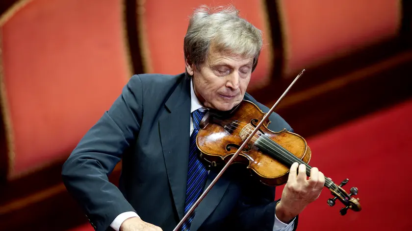 Uto Ughi oggi compie 80 anni. È considerato uno dei massimi esponenti della scuola violinistica italiana (Foto Archivio Agf)
