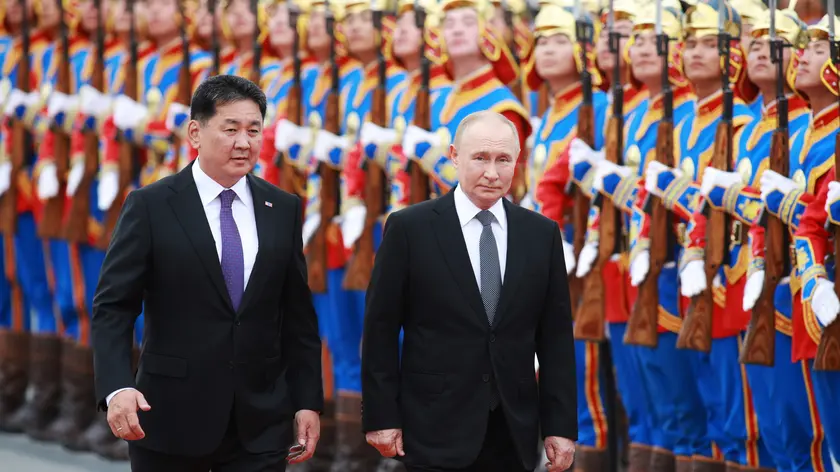 epa11581272 Russian President Vladimir Putin (R) and Mongolian President Ukhnaagiin Khurelsukh review honor guards during a welcome ceremony in Sukhbaatar Square in Ulaanbaatar, Mongolia, 03 September 2024. Putin visits Mongolia in his first trip to a member state of the International Criminal Court (ICC) since the court issued an arrest warrant for him last year. EPA/BYAMBASUREN BYAMBA-OCHIR