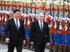 epa11581272 Russian President Vladimir Putin (R) and Mongolian President Ukhnaagiin Khurelsukh review honor guards during a welcome ceremony in Sukhbaatar Square in Ulaanbaatar, Mongolia, 03 September 2024. Putin visits Mongolia in his first trip to a member state of the International Criminal Court (ICC) since the court issued an arrest warrant for him last year. EPA/BYAMBASUREN BYAMBA-OCHIR