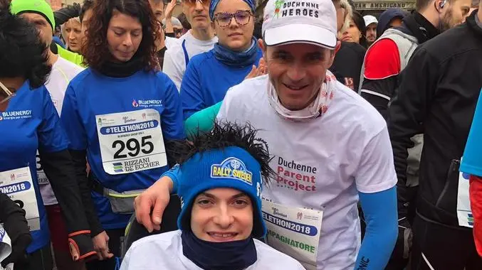 Jacopo alla "Telethon 24 per un'ora", il 3 dicembre scorso a Udine, e lunedì mentre saliva sul bus attrezzato