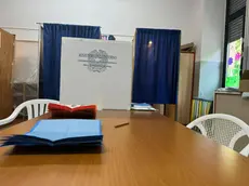sezioni, seggio elettorale a Sulmona, elezioni, voto, urne cabina elettorale