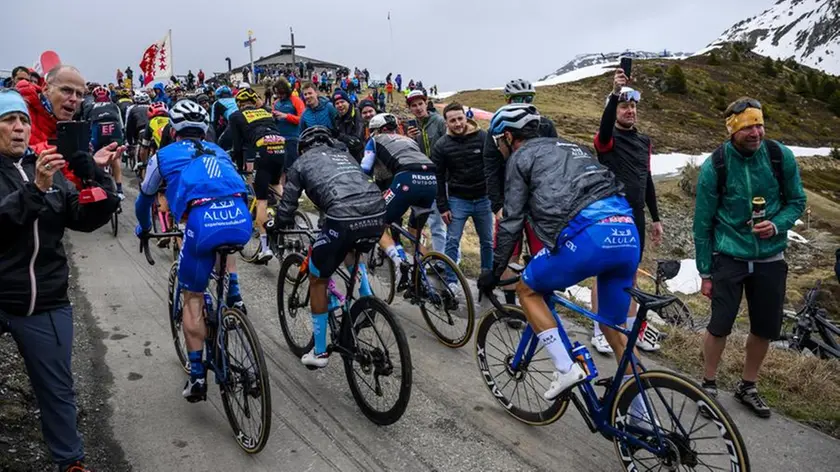 epa10638905 The pack climb up a pass during the 13th stage of the 2023 Giro d'Italia cycling race over 74km from Le Chable to Crans-Montana, Switzerland, 19 May 2023. EPA/JEAN-CHRISTOPHE BOTT