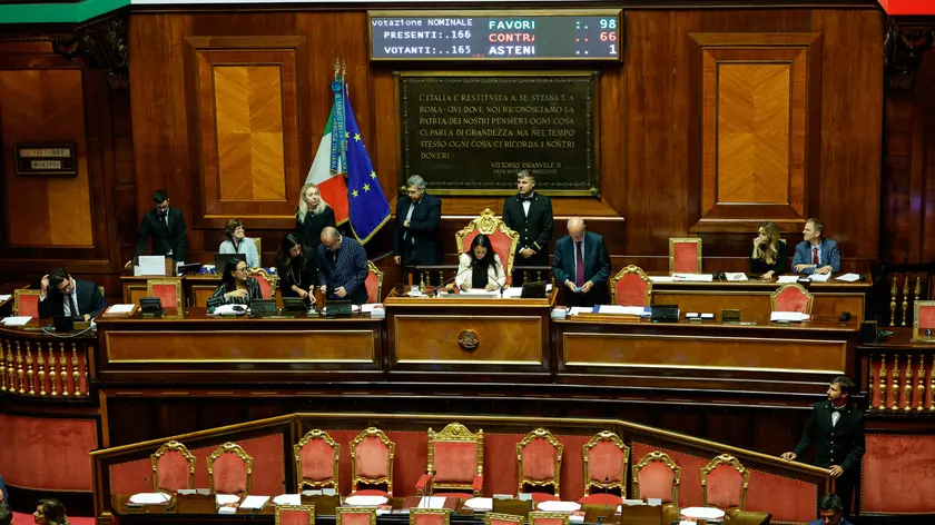 Tabellone elettronico del Senato con risultato del voto di fiducia sul decreto Omnibus