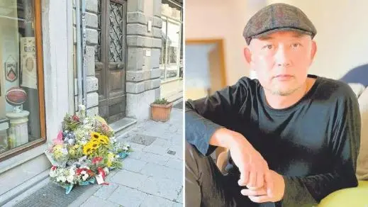 Fiori sul luogo dell'aggressione a Udine e l'imprenditore Shimpei Tominaga, morto a 56 anni