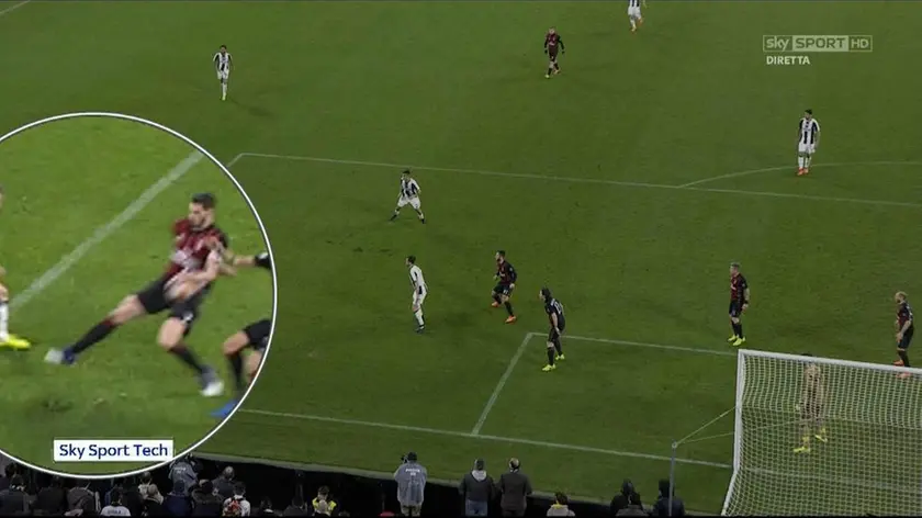 Il fermo immagine tratto da Sky mostra il tocco con il braccio in area di rigore del difensore del Milan Mattia De Sciglio, su cross del giocatore della Juventus Stephan Lichtsteiner, durante la partita del campionato di Serie A allo Juventus Stadium di Torino, 10 marzo 2017. ANSA/FERMO IMMAGINE SKY +++EDITORIAL USE ONLY - NO SALES+++