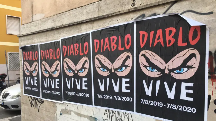 Numerosi manifesti con l'immagine di Diabolik sono comparsi questa mattina in diversi quartieri di Roma, tra cui Prati e Delle Vittorie. Proprio oggi ricorre l'anniversario dell'omicidio di Fabrizio Piscitelli, l'ex leader degli Irriducibili della Curva Nord della Lazio freddato a colpi di pistola nel Parco degli Acquedotti. Sui manifesti compaiono solo la data di oggi e quella della morte. ANSA