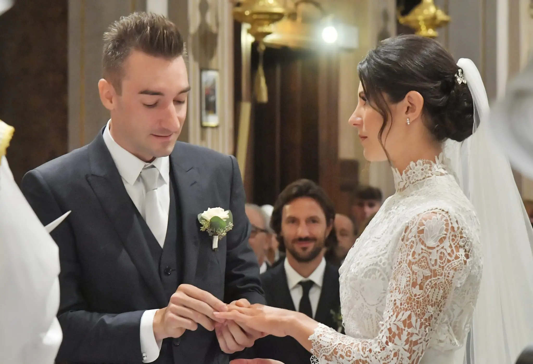 Emozionati, belli, bagnati dalla pioggia e fortunati. I due campioni di ciclismo Elia Viviani ed Elena Cecchini hanno detto sì a Mereto di Tomba sabato, 22 ottobre. Elena nel suo abito di chiffon e pizzo bianco era bellissima, Elia molto emozionato ed elegante in completo blu. Fiori, commozione ma soprattutto le ruote li hanno attesi all'uscita della chiesa di San Marco Evangelista. Presenti tra gli altri sportivi anche Filippo Ganna. Il racconto e le immagini a cura di Videoproduzioni Petrussi
