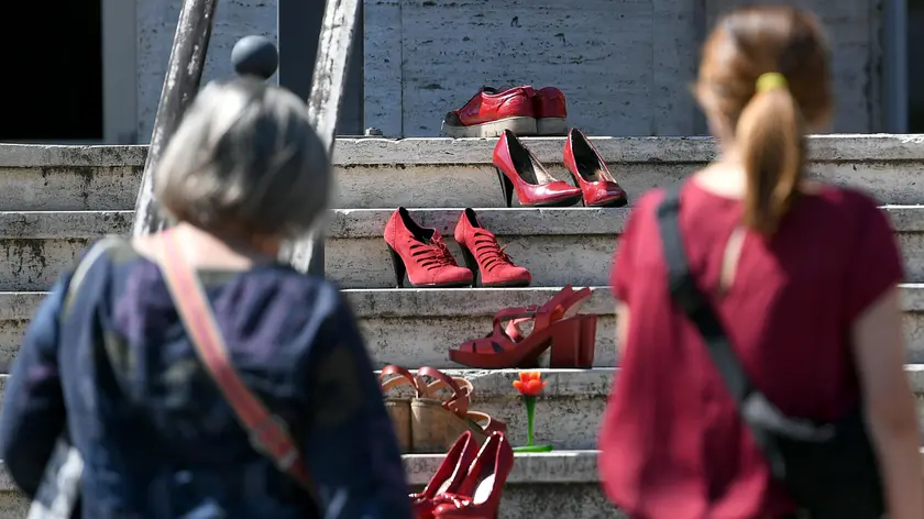 Scarpette rosse sulla scalinata dell’Ospedale San Filippo Neri dove prestava servizio Rossella Nappini, l’infermiera uccisa a Trionfale, Roma, 06 settembre 2023. ANSA/FABIO CIMAGLIA