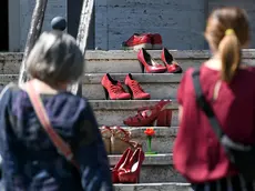 Scarpette rosse sulla scalinata dell’Ospedale San Filippo Neri dove prestava servizio Rossella Nappini, l’infermiera uccisa a Trionfale, Roma, 06 settembre 2023. ANSA/FABIO CIMAGLIA