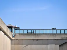 La Casa Circondariale di Civitavecchia, Roma, 1 febbraio 2024. ANSA/ALESSANDRO DI MEO (carcere, carceri, carcerato, carcerati, detenuto, detenuta, detenute, detenuti, detenzione, reclusione, agente, agenti, polizia penitenziaria, sbarre, muro, muri, muro di cinta, sentinella, telecamera, telecamere, sorveglianza, penitenziario, generica, simbolica)