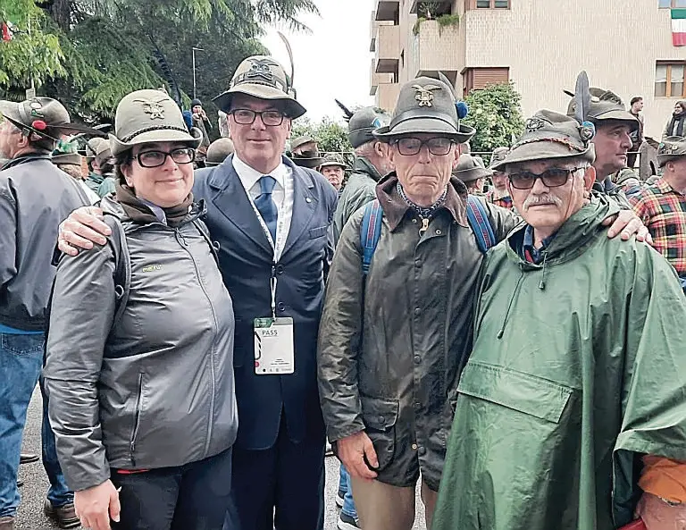 L’alpina Alessandra Forte con Mario Povoledo e il gruppo Val Meduna