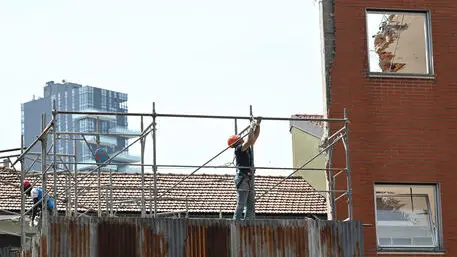 Operai al lavoro in un cantiere edile a Milano, 24 maggio 2022. A Milano "ci sono 10 miliardi di investimenti immobiliari già impegnati. La cosa buona è che sono molto di più in periferia che non in centro, e quindi l'auspicio è che vadano molto di più verso abitazioni a prezzi più bassi che è il vero tallone d'Achille di questa città". Lo ha detto il sindaco di Milano, Giuseppe Sala, a margine dell'inaugurazione del nuovo quartier generale di Sisal a Milano .ANSA/DANIEL DAL ZENNARO