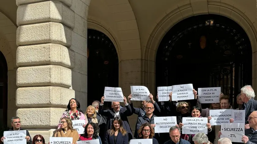 Il flash mob di protesta contro la nuova Ztl a Udine