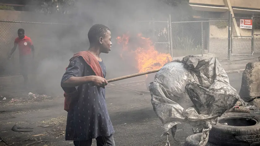 epa11138166 People demonstrate during a protest in Petion-Ville, Haiti, 08 February 2024. The capital of Haiti and several provincial cities are in apparent calm after intense and massive anti-government demonstrations demanding the resignation of Prime Minister Ariel Henry on 07 February, which left six dead. EPA/Johnson Sabin