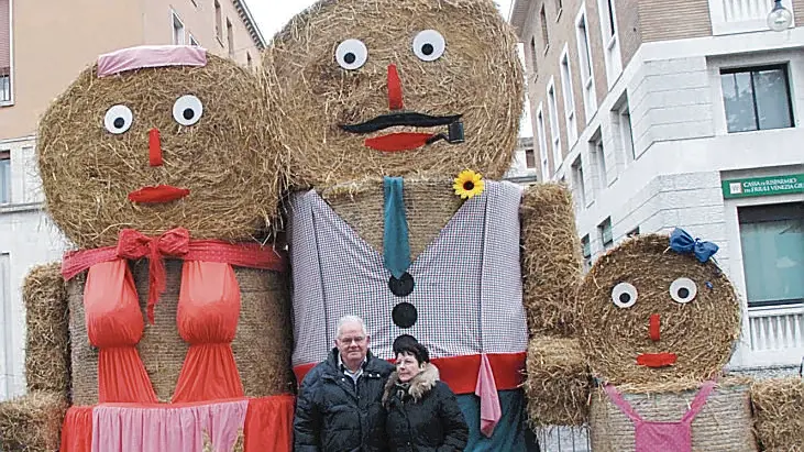 Renato Spinacé con la moglie davanti alla “famiglia di paglia”