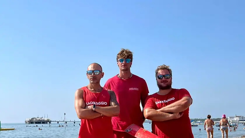 Tre (dei quattro) bagnini che hanno soccorso la donna a Lignano Pineta