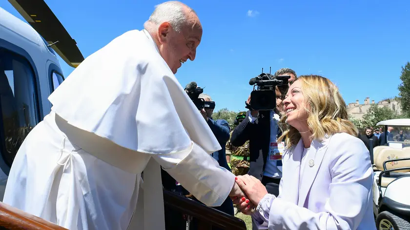 L'arrivo di Papa Francesco ed il suo incontro con il Primo ministro italiano Giorgia Meloni, Borgo Egnazia, 14 giugno 2024. ANSA/VATICAN MEDIA + UFFICIO STAMPA, PRESS OFFICE, HANDOUT PHOTO, NO SALES, EDITORIAL USE ONLY + NPK