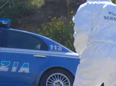 Foto generica di volante del 113 e agente di spalle della polizia scientifica/FOTO QUESTURA DI RAGUSA