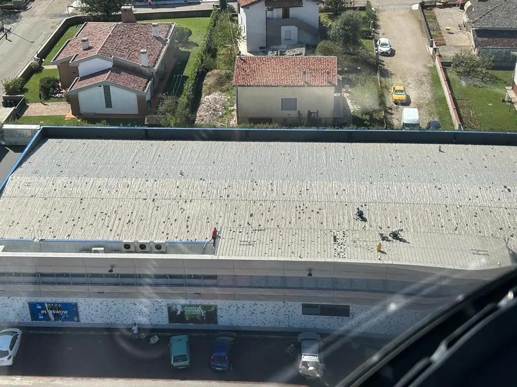 Tegole in frantumi, squarci nei tetti e danni ingenti a impianti solari e fotovoltaici. La grandinata record di lunedì 24 luglio ha lasciato i segni del suo passaggio in gran parte del Friuli con il Comune di Mortegliano tra i più colpiti.