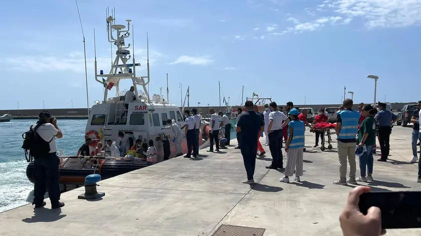 Una cinquantina di migranti risultano dispersi a causa del ribaltamento, a circa cento miglia dalla costa della Calabria, della barca a vela sulla quale viaggiavano. In soccorso dell'imbarcazione é giunto un mercantile che ha trasferito successivamente i 12 migranti superstiti su un'unità della Guardia costiera che è poi approdata a Roccella Ionica. In porto é arrivato anche il cadavere di una donna morta dopo essere finita in mare. Sono state attivate adesso le ricerche delle persone disperse, 17 giugno 2024. ANSA / Antonello Lupis