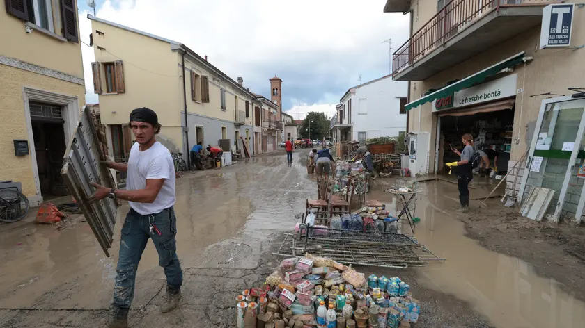 Traversara, frazione del Comune di Bagnacavallo (Ravenna), devastata dopo la rottura ieri dell'argine del fiume Lamone, 20 settembre 2024./// Traversara, a hamlet of the Municipality of Bagnacavallo (province of Ravenna, Emilia Romagna region, Italy), devastated after the break of the Lamone river embankment yesterday, 20 September 2024. ANSA/ FABRIZIO ZANI
