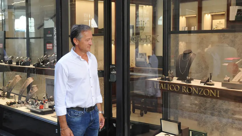Paolo Gremese davanti alla vetrina della gioielleria Italico Ronzoni
