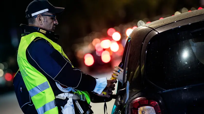 Un momento dei controlli straordinari della Polizia Locale di Roma Capitale con autovelox etilometri e dispositivi precursori capaci di rilevare se chi alla guida sotto effetto di alcol o droghe, nelle zone della movida, Roma, 12 novembre 2022. ANSA/ANGELO CARCONI
