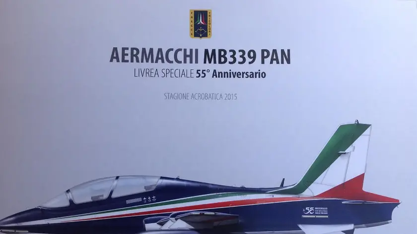 La nuova livrea delle Frecce Tricolori che in occasione deli 55 anni compieranno una nuova manovra, Lignano (Udine), 11 Luglio 2015. ANSA/ UFFICIO STAMPA ..+++ ANSA PROVIDES ACCESS TO THIS HANDOUT PHOTO TO BE USED SOLELY TO ILLUSTRATE NEWS REPORTING OR COMMENTARY ON THE FACTS OR EVENTS DEPICTED IN THIS IMAGE; NO ARCHIVING; NO LICENSING +++